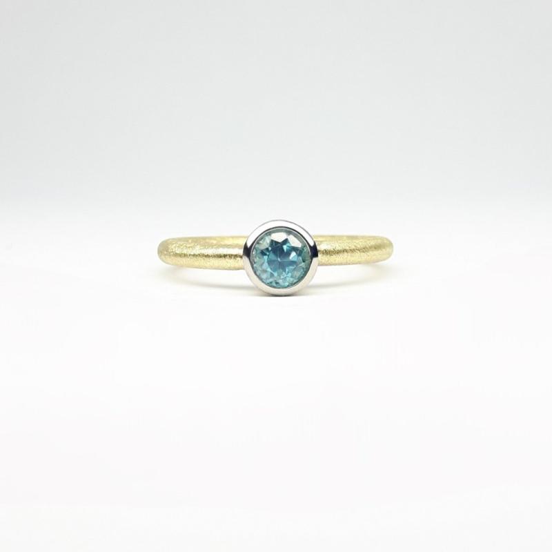 Bague en or 18kt jaune/blanc et zircon bleu naturel.