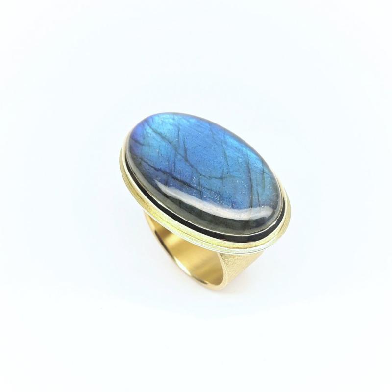 Bague en or jaune 18kt et labradorite. Pièce unique.