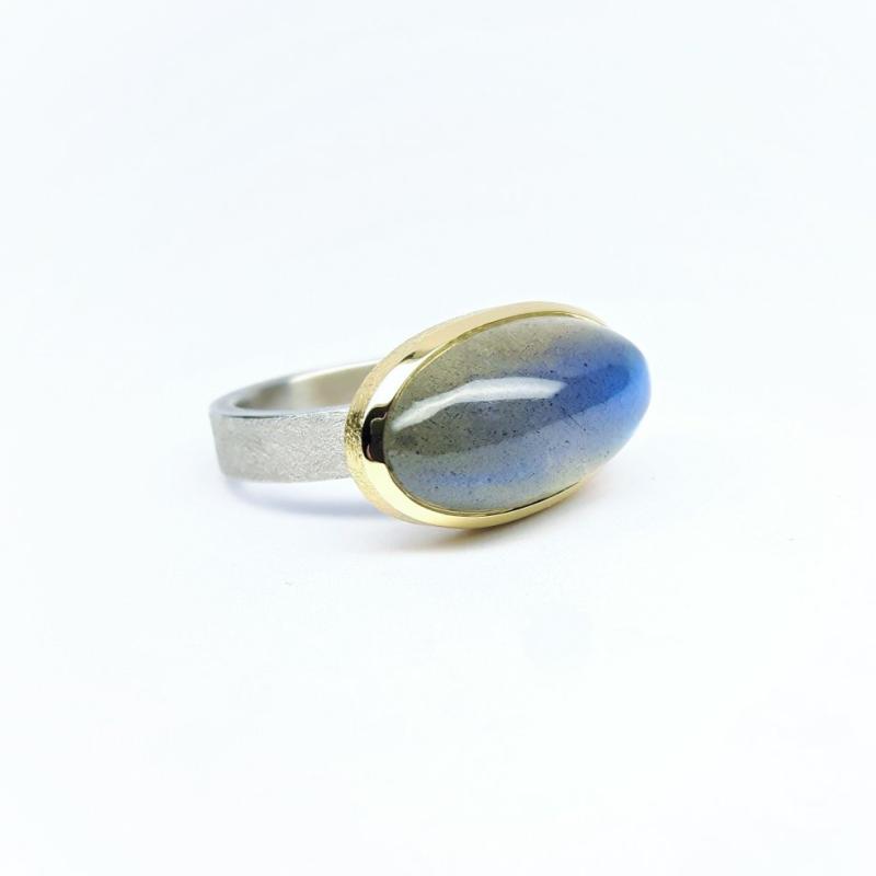 Bague en or jaune et blanc 18kt avec une labradorite. Pièce unique.
