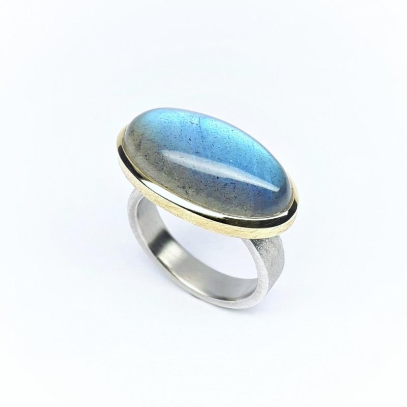 Bague en or jaune et blanc 18kt avec une labradorite. Pièce unique.