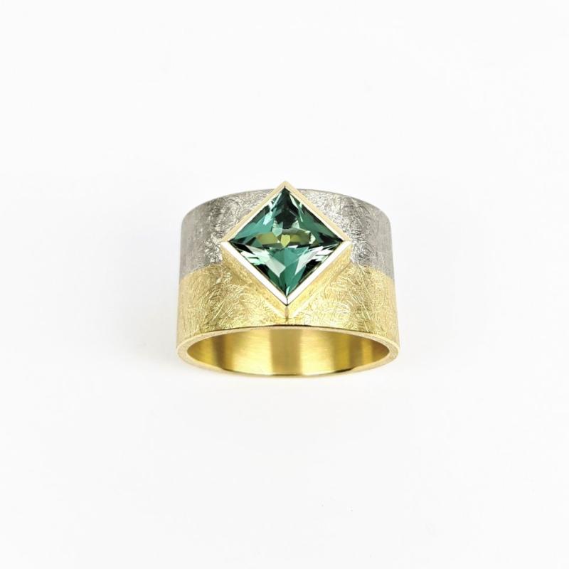 Bague en or jaune et blanc 18kt et tourmaline. Pièce unique.