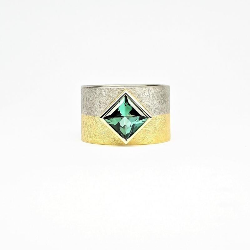 Bague en or jaune et blanc 18kt et tourmaline. Pièce unique.