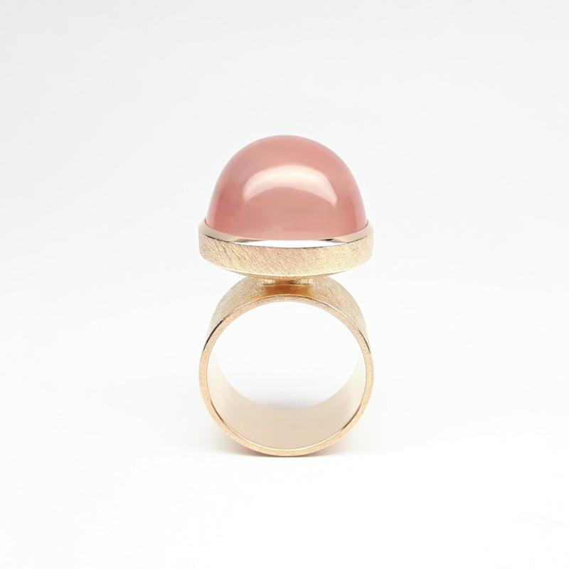 Bague en or rouge 18kt et quartz rose. Pièce unique.