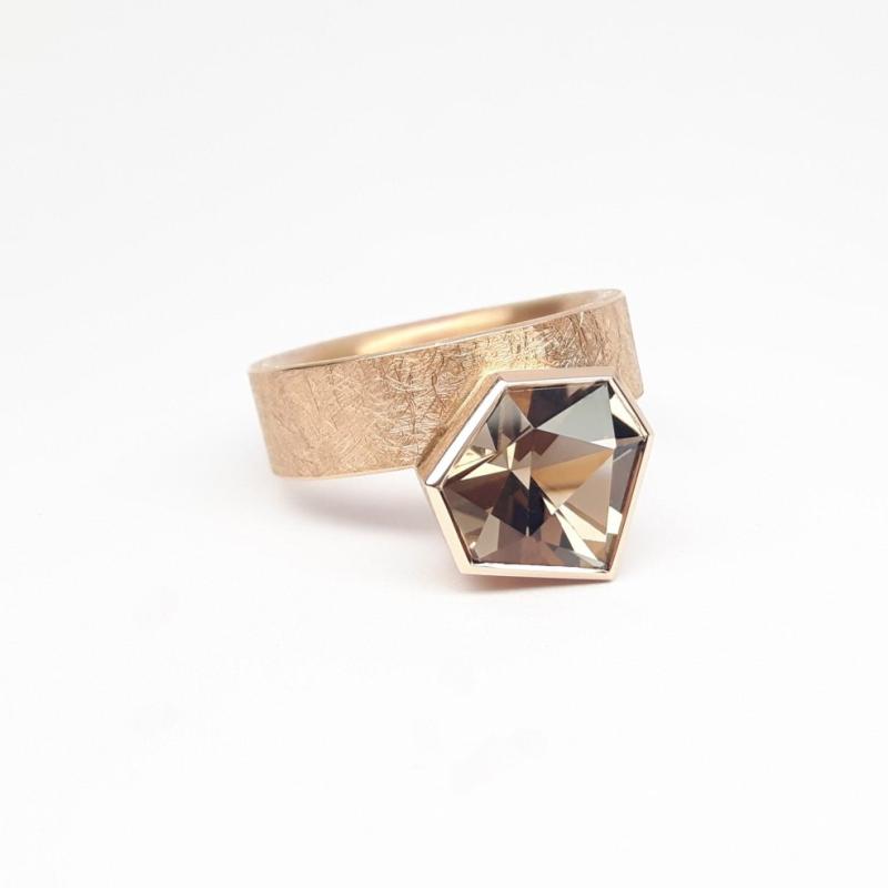 Bague en or rouge 18kt et quartz fumé fancy cut. Pièce unique.