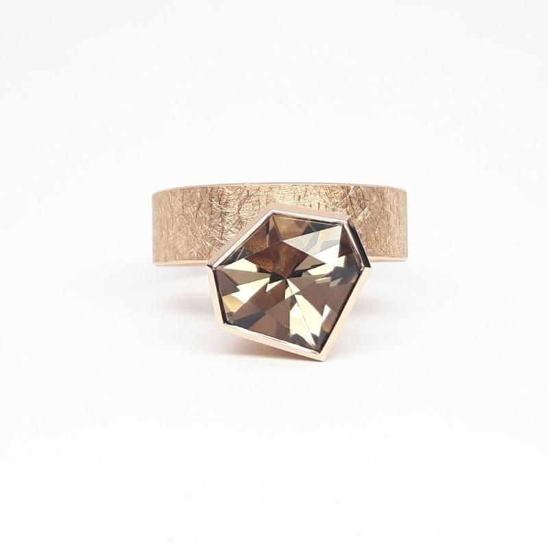 Bague en or rouge 18kt et quartz fumé fancy cut. Pièce unique.