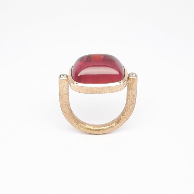 Bague en or rouge 18kt, tourmaline rose et brillants. Pièce unique.