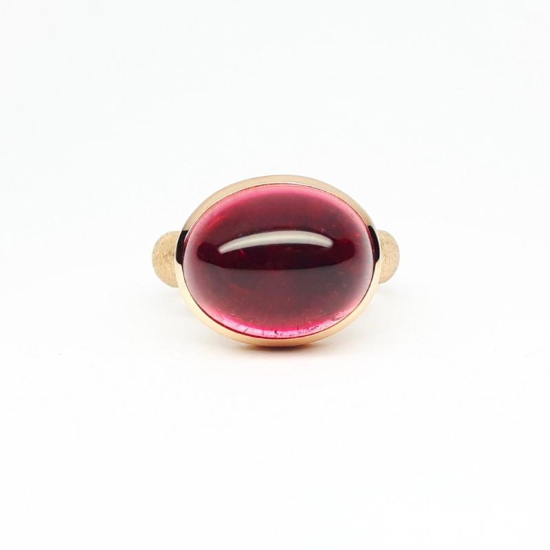 Bague en or rouge 18kt et tourmaline rose-rouge. Pièce unique.