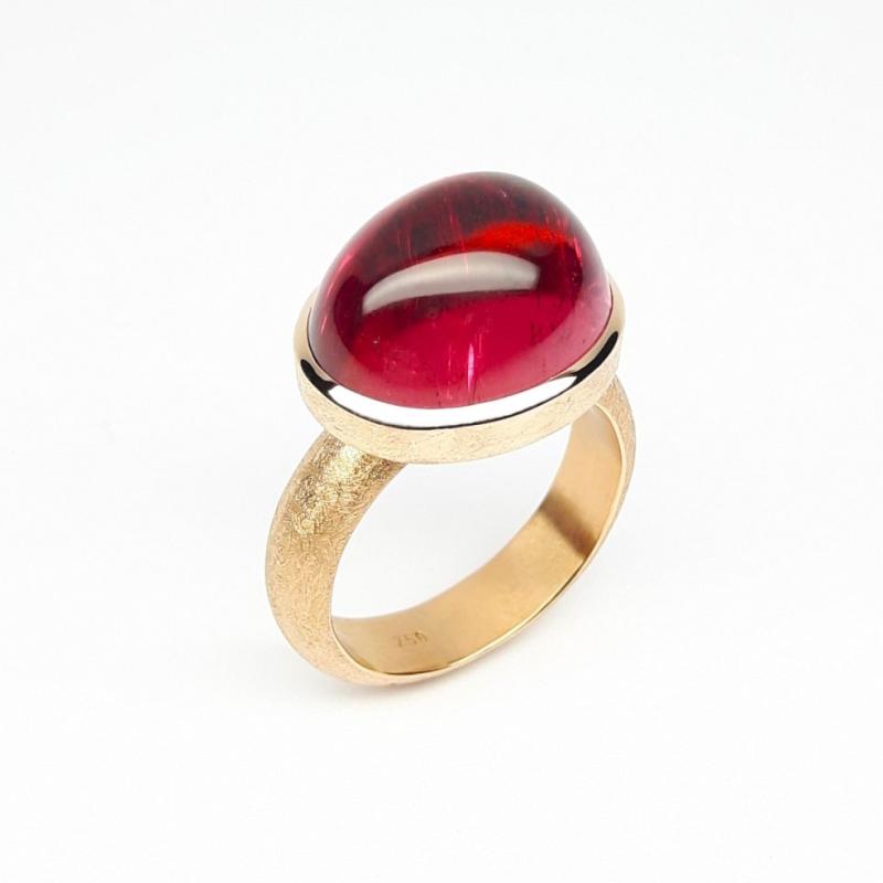 Bague en or rouge 18kt et tourmaline rose-rouge. Pièce unique.