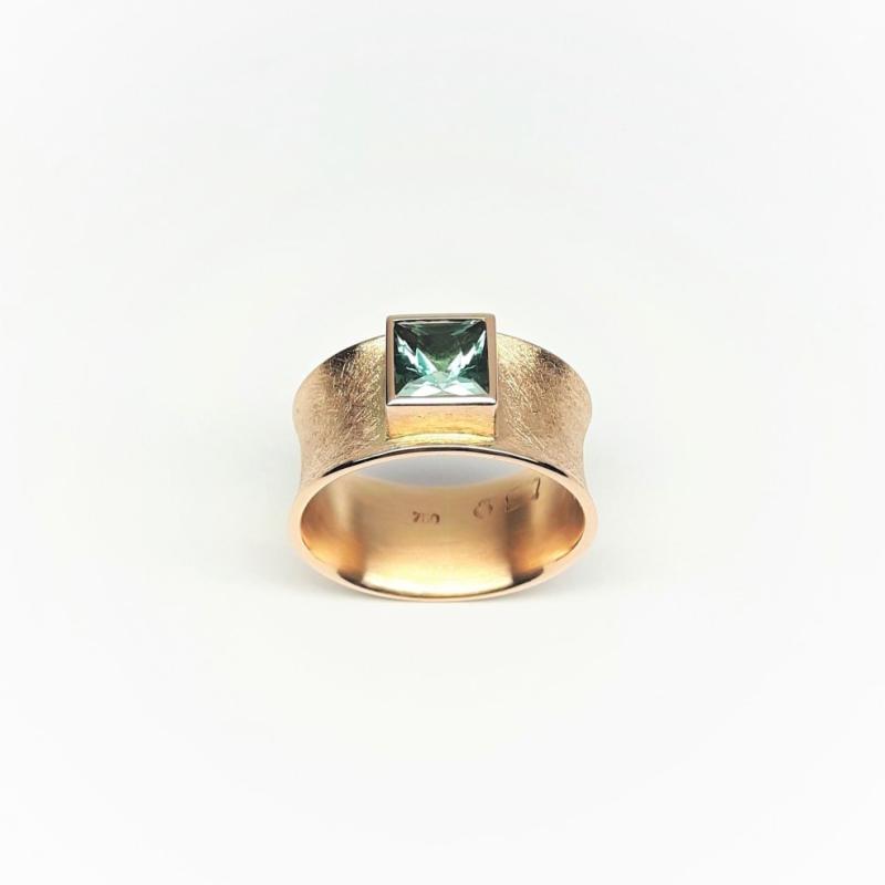 Bague en or rouge 18kt et tourmaline bleu-verte en taille princesse. Pièce unique.