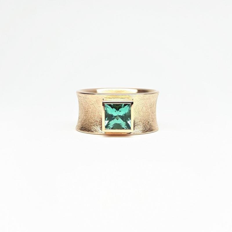 Bague en or rouge 18kt et tourmaline bleu-verte en taille princesse. Pièce unique.