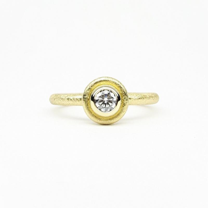 Bague solitaire en or jaune 18kt et diamant 0,20ct. Pièce unique
