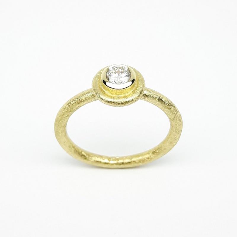 Bague solitaire en or jaune 18kt et diamant 0,20ct. Pièce unique