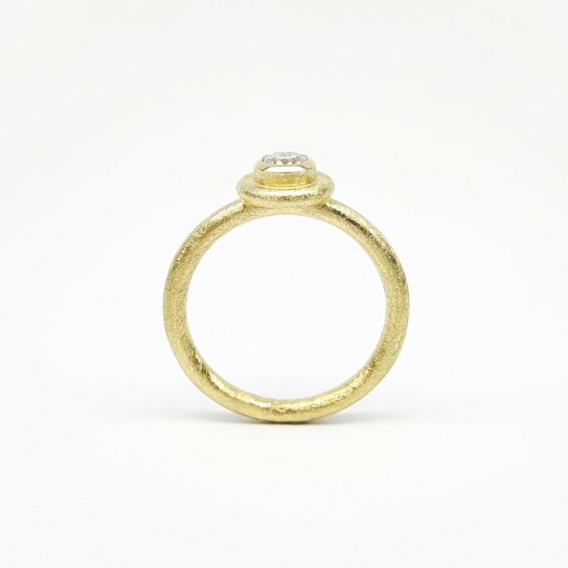 Bague solitaire en or jaune 18kt et diamant 0,20ct. Pièce unique