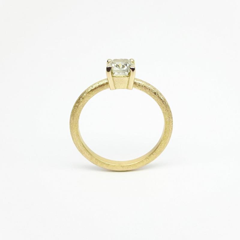 Bague en or jaune 18kt et diamant coussin de couleur naturelle fancy vert-jaune. Pièce unique.