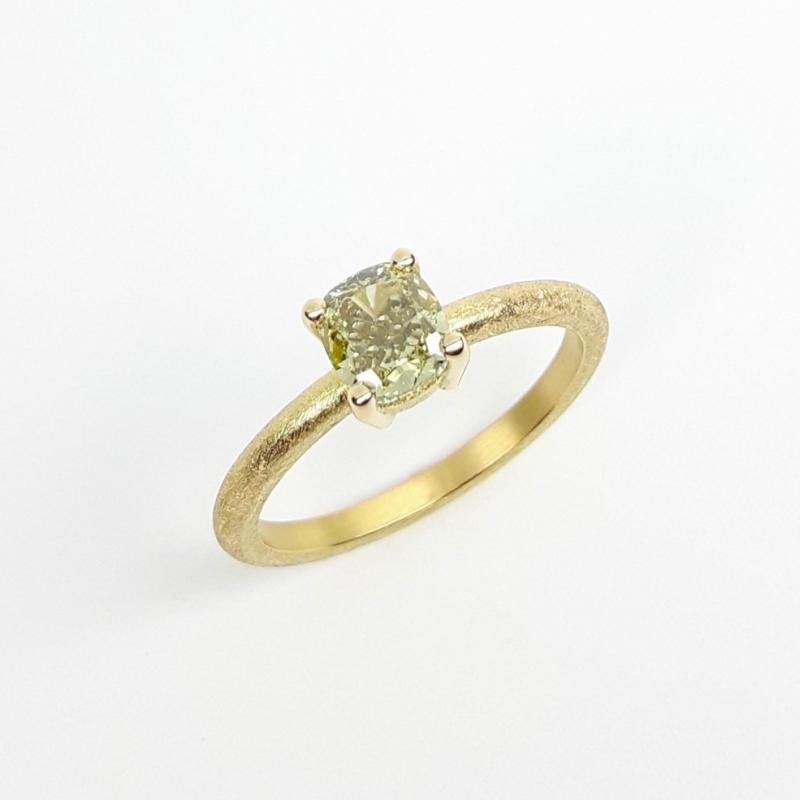 Bague en or jaune 18kt et diamant coussin de couleur naturelle fancy vert-jaune. Pièce unique.