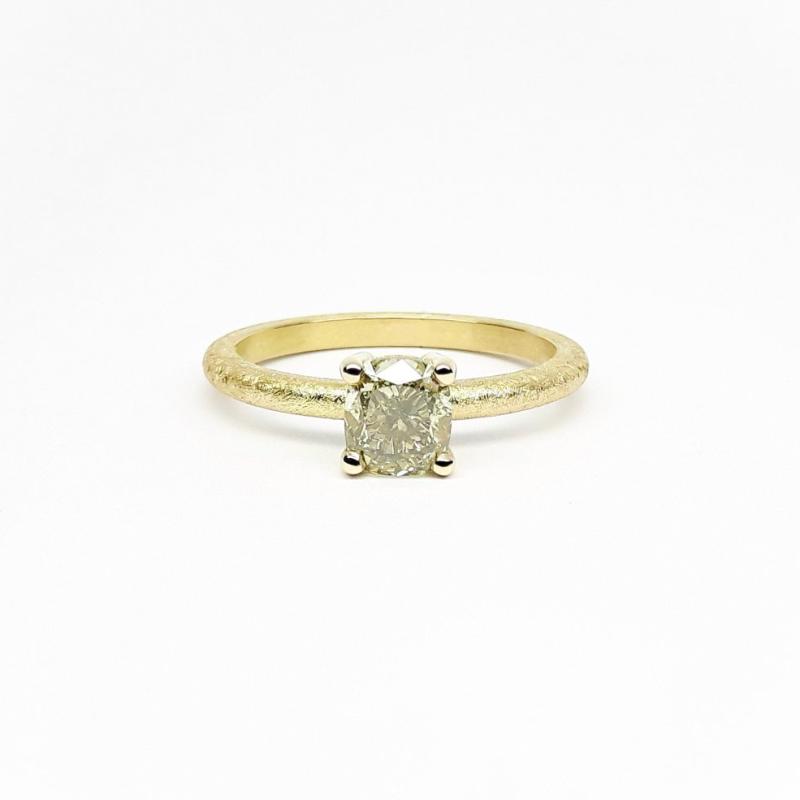 Bague en or jaune 18kt et diamant coussin de couleur naturelle fancy vert-jaune. Pièce unique.