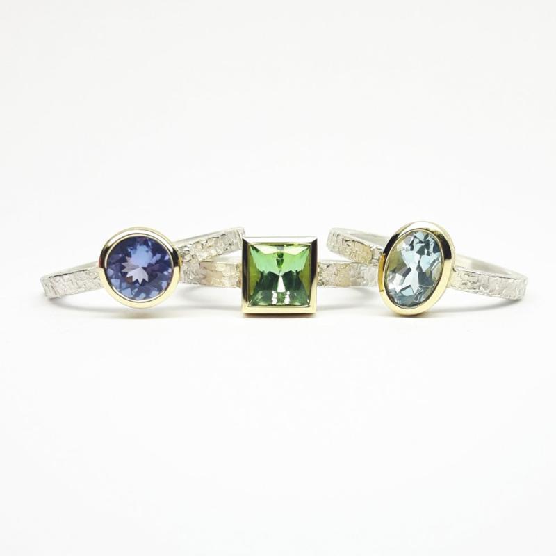 Bague martelée en argent 925/-, or jaune 18kt, sertie d'une tourmaline. Pièce unique.