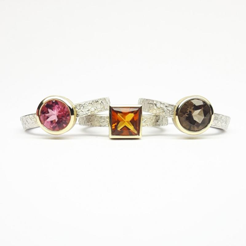 Bague martelée en argent 925/-, or jaune 18kt, sertie d'une tourmaline rose. Pièce unique.