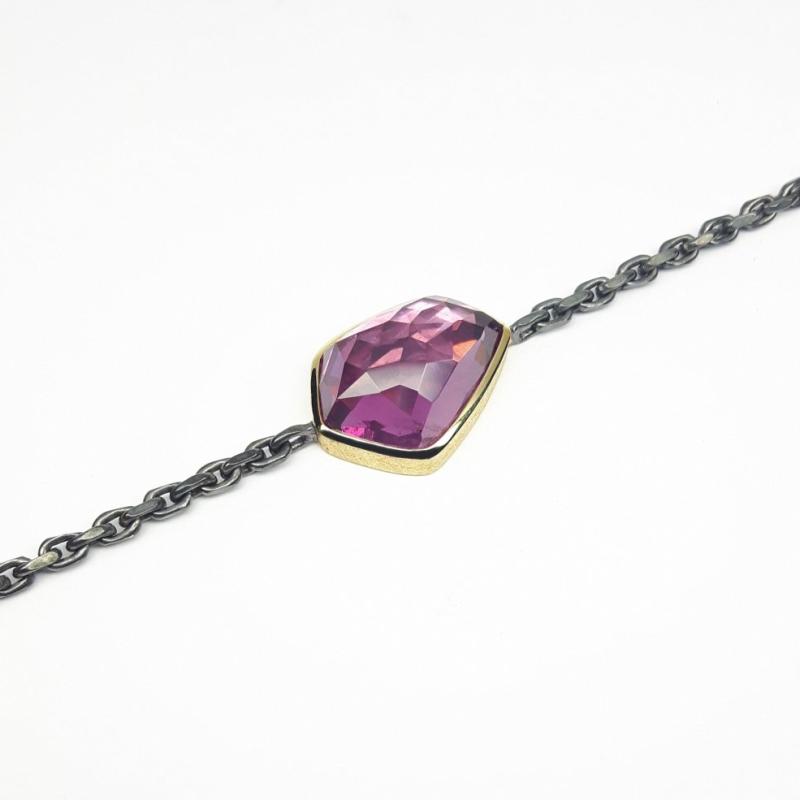 Bracelet en or jaune 18kt, argent 925/- et grenat rhodolite en taille cocktail. Pièce unique.