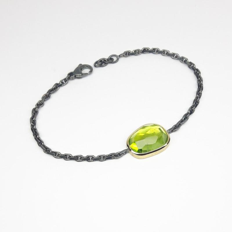 Bracelet en or jaune 18kt, argent 925/- et péridot en taille cocktail. Pièce unique.