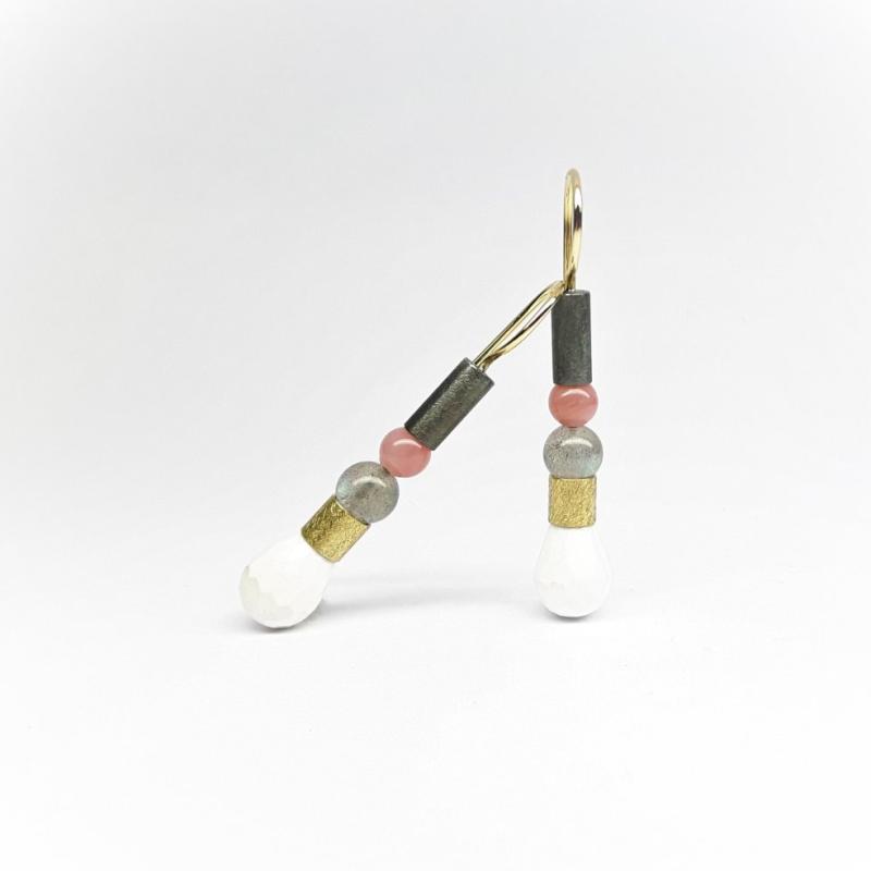 Boucle d'oreilles en or jaune 18kt, argent 925/-, opale, labradorite et pampilles en cacholong. Pièce unique.