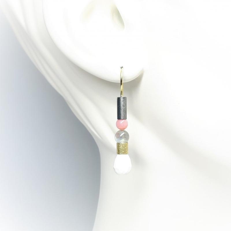 Boucle d'oreilles en or jaune 18kt, argent 925/-, opale, labradorite et pampilles en cacholong. Pièce unique.