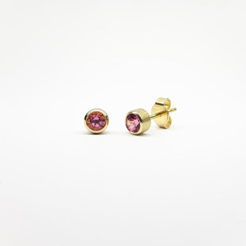 Boucles d'oreilles en or jaune 18kt et tourmalines roses Ø4mm.