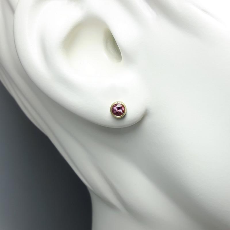Boucles d'oreilles en or jaune 18kt et tourmalines roses Ø4mm.