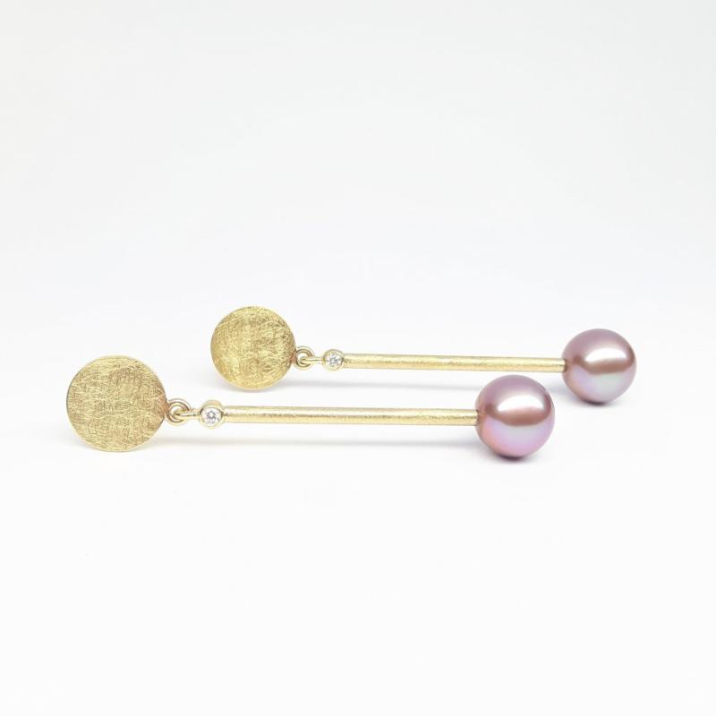 Boucles d'oreilles, or jaune 18kt, perles de culture d'eau douce couleur lavande naturelle et diamants. Pièce unique.