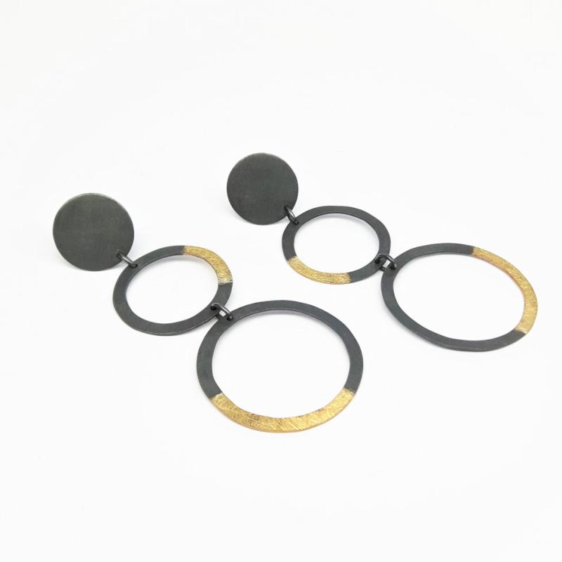 Boucles d'oreilles en argent 925/- noirci et or jaune 18kt.