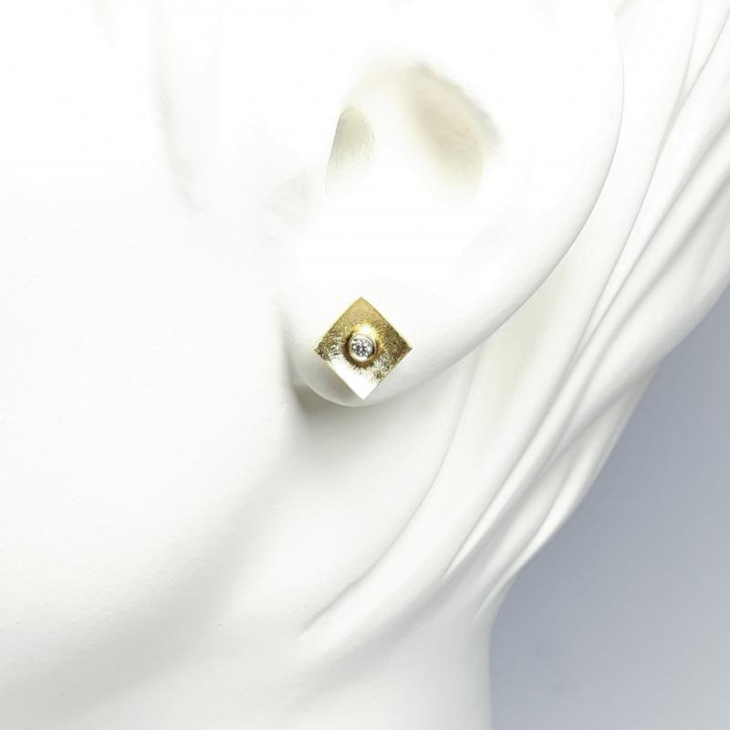 Boucles d'oreilles en or jaune 18kt et brillants.