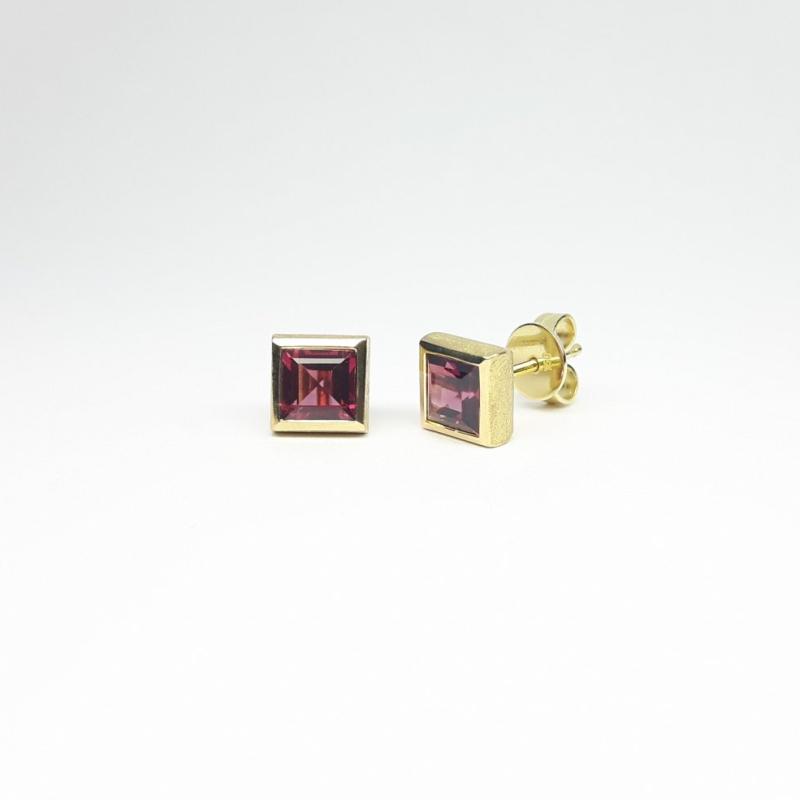 Boucles d'oreilles en or jaune 18kt et grenat rhodolite.