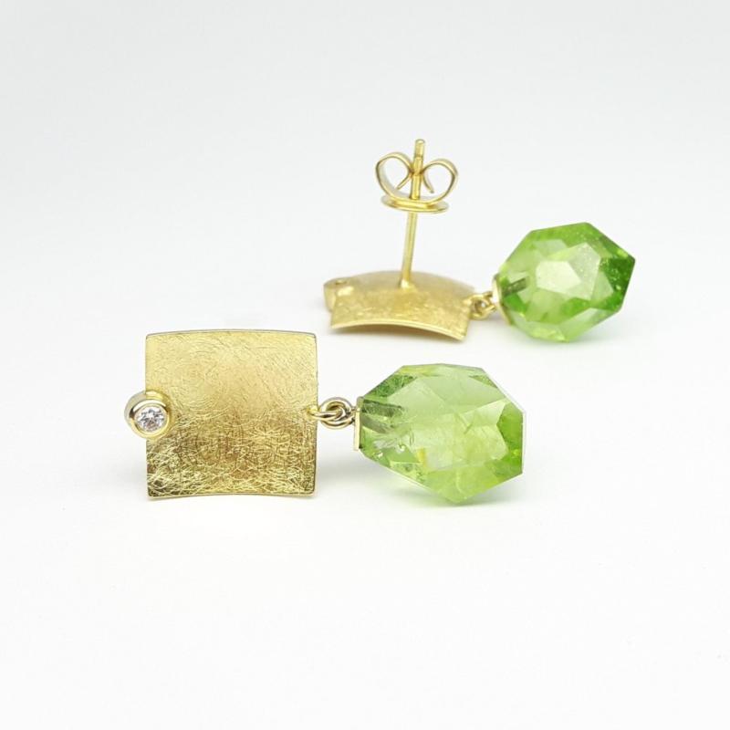 Boucles d'oreilles en or jaune 18kt, péridot et diamants. Pièce unique.
