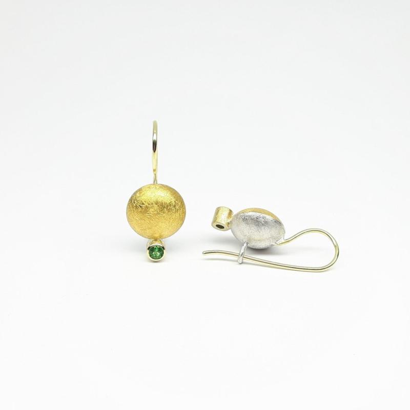 Boucles d'oreilles en or fin, or jaune 18kt, argent 925/- et tsavorites.