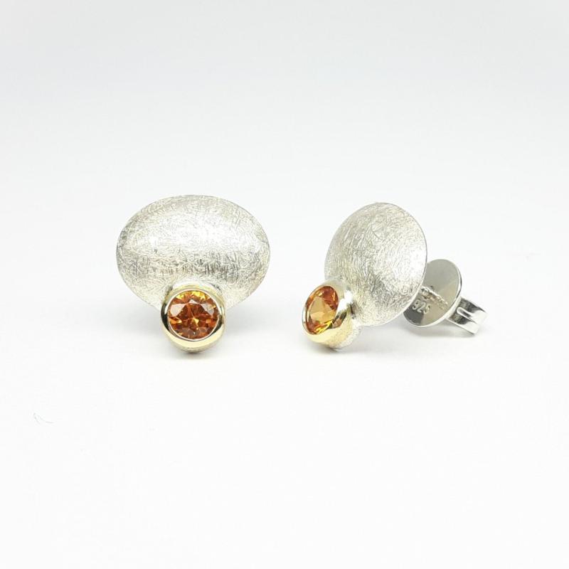 Boucles d'oreilles en or jaune 18kt, argent 925/- et grenat mandarin. Pièce unique.