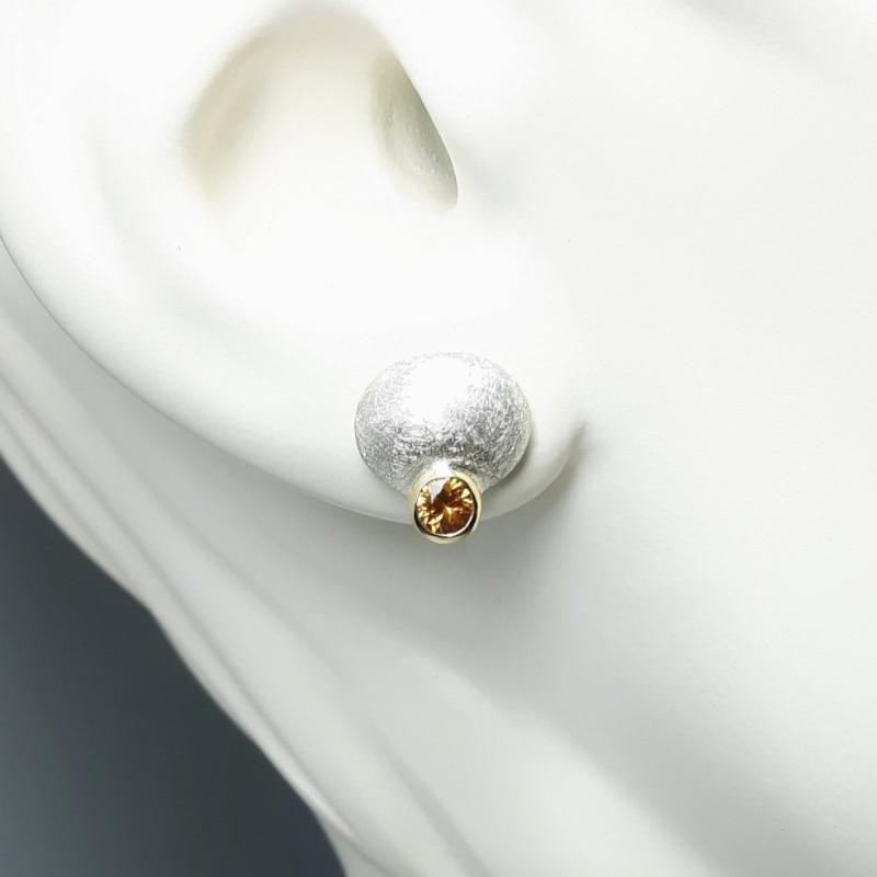 Boucles d'oreilles en or jaune 18kt, argent 925/- et grenat mandarin. Pièce unique.