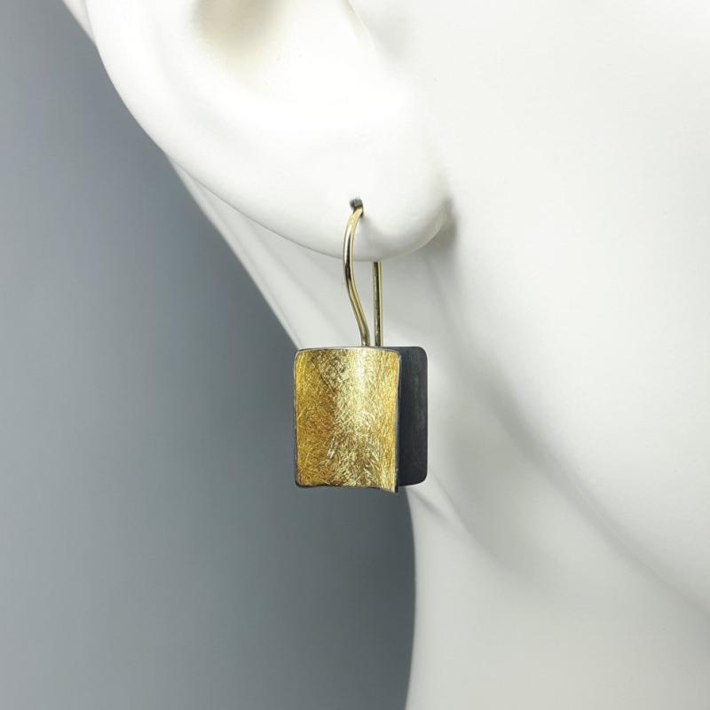Boucles d'oreilles en or fin, jaune 18kt et argent 925/-. noirci.