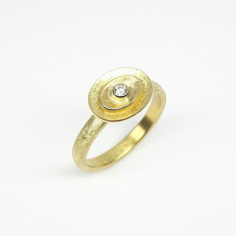 Bague en or jaune 18kt et diamant. Pièce unique.
