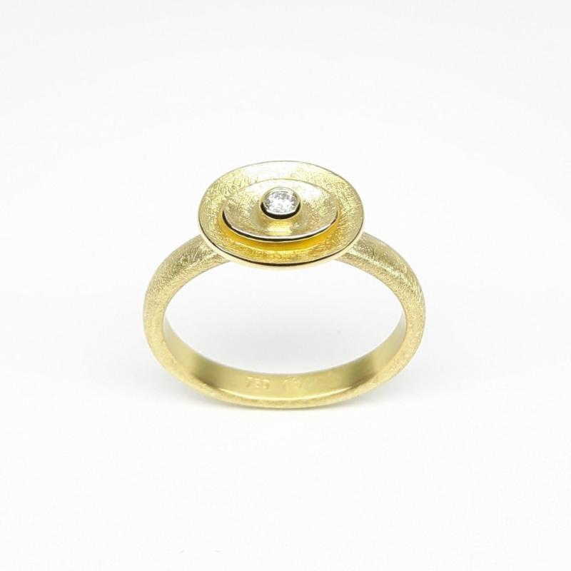 Bague en or jaune 18kt et diamant. Pièce unique.