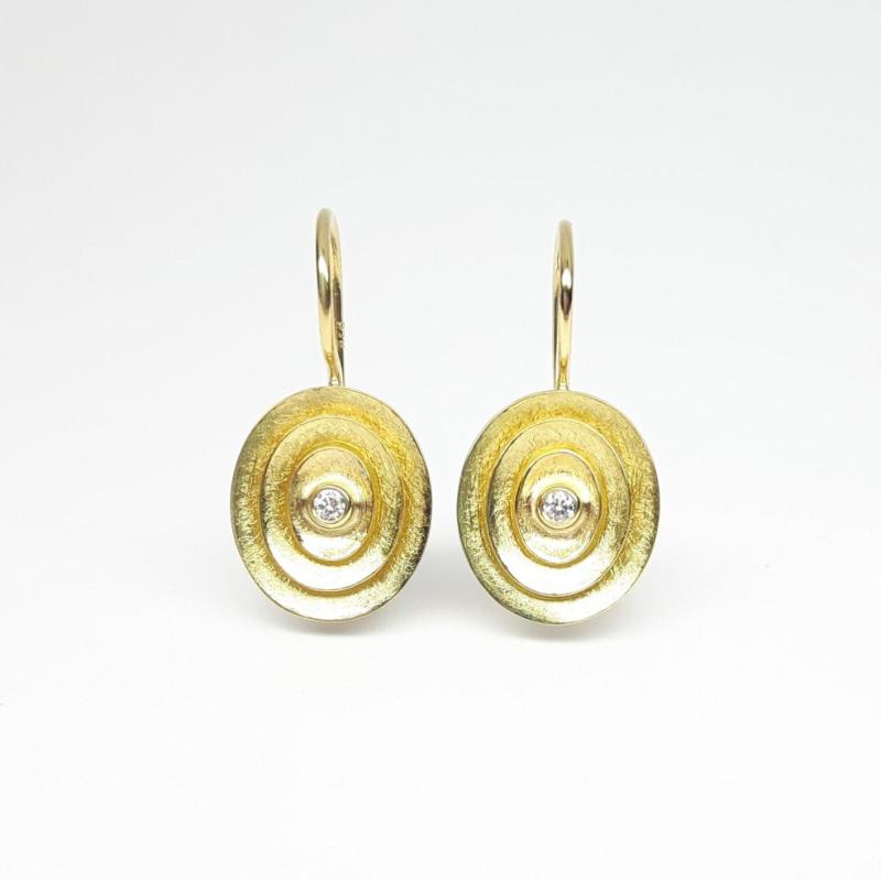 Boucles d'oreilles en or jaune 18kt et brillants.