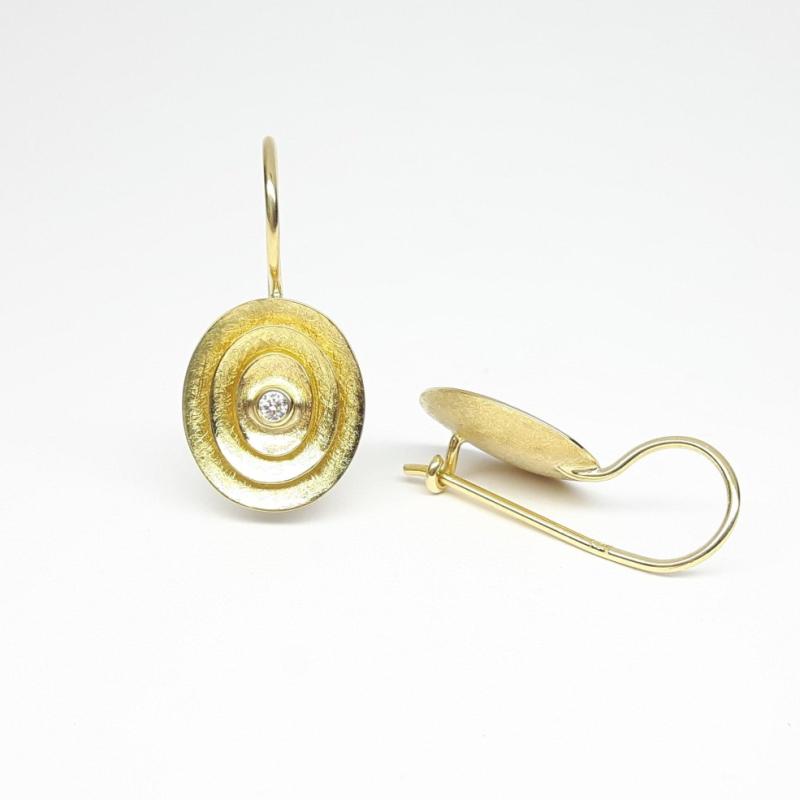 Boucles d'oreilles en or jaune 18kt et brillants.