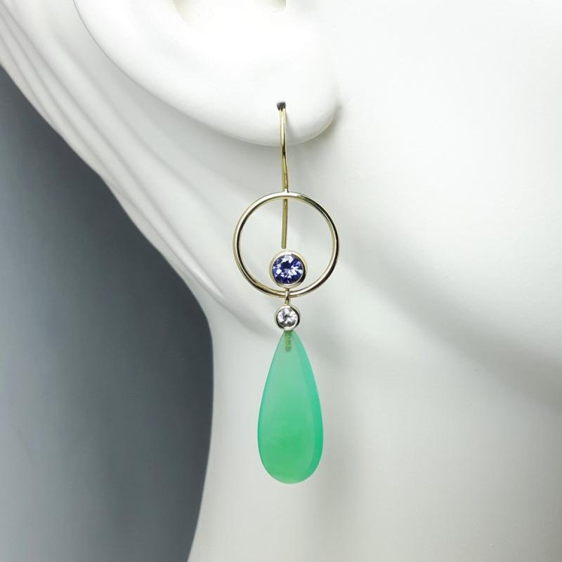 Boucles d'oreilles en or jaune 18kt, tanzanite, saphir et pampilles en chrysoprase. Pièce unique.