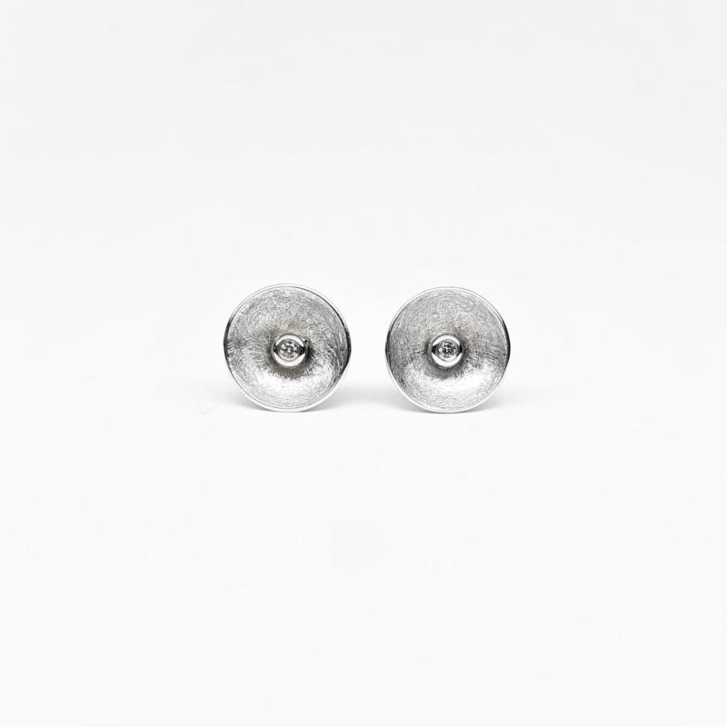 Boucles d'oreilles en or blanc 18kt et diamants.