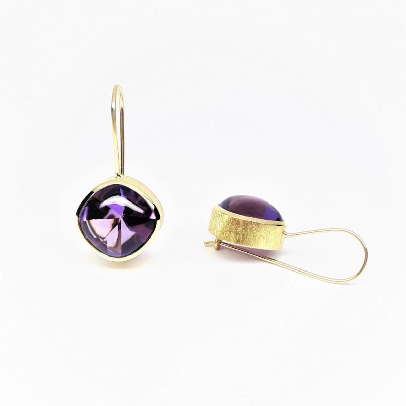 Boucles d'oreilles en or jaune 18kt et améthystes buff-top. Pièce unique.