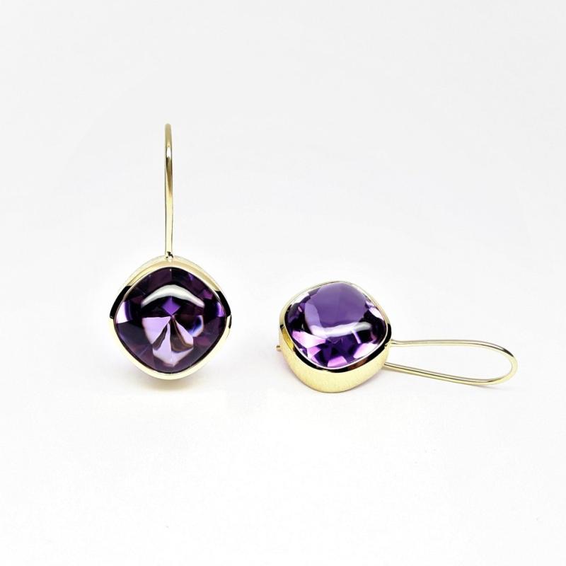 Boucles d'oreilles en or jaune 18kt et améthystes buff-top. Pièce unique.
