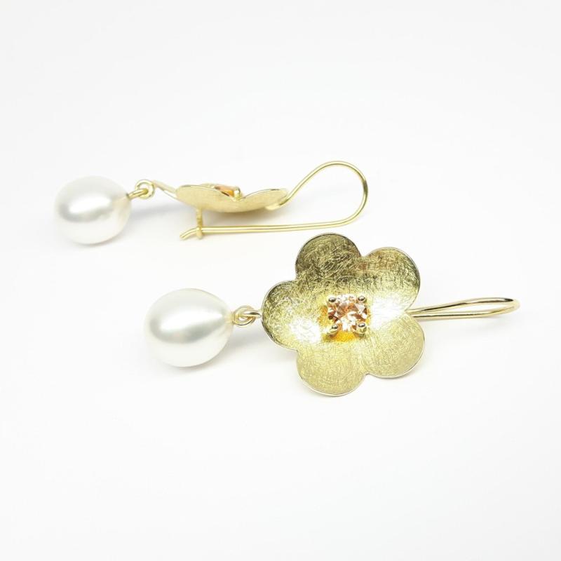 Boucles d'oreilles en or jaune 18kt, grenat mandarin et perles d'eau douce. Pièce unique.