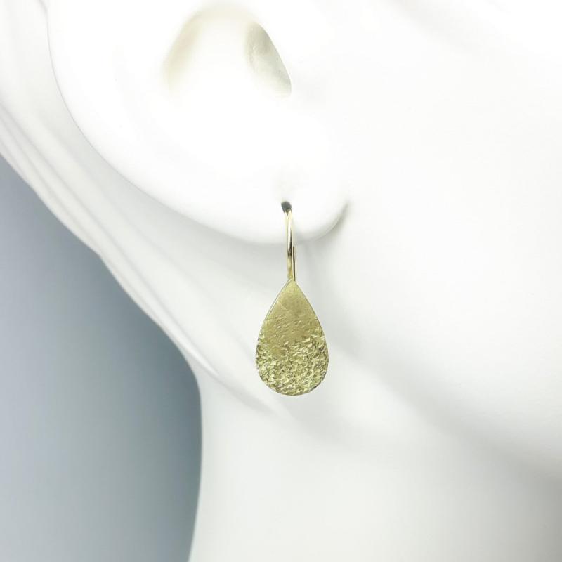 Boucles d’oreilles en or jaune 18kt martelé.