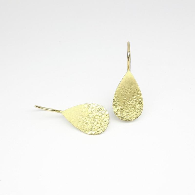 Boucles d’oreilles en or jaune 18kt martelé.