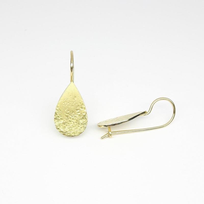 Boucles d’oreilles en or jaune 18kt martelé.
