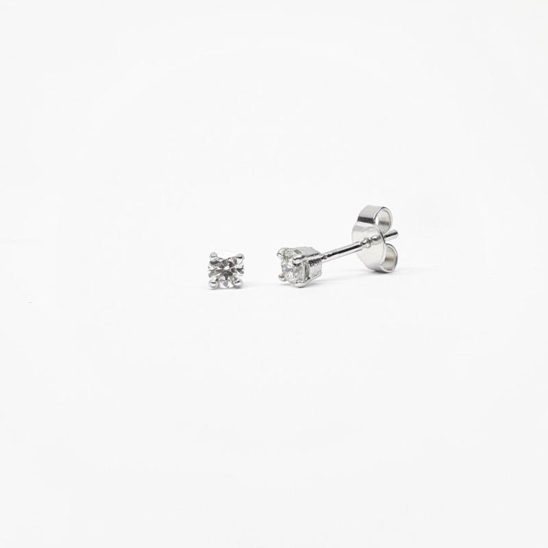 Boucles d'oreilles en or blanc 18kt et 2 brillants à 0.20ct total.